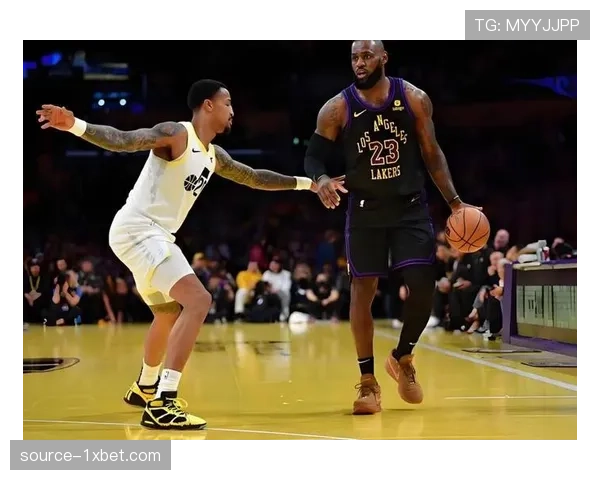 湖人詹姆斯28+10+12创历史最年长三双 攻防转换节奏控制成取胜关键