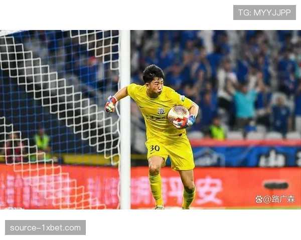 鲍亚雄面对危险飞铲保持冷静 申花门将展现职业素养